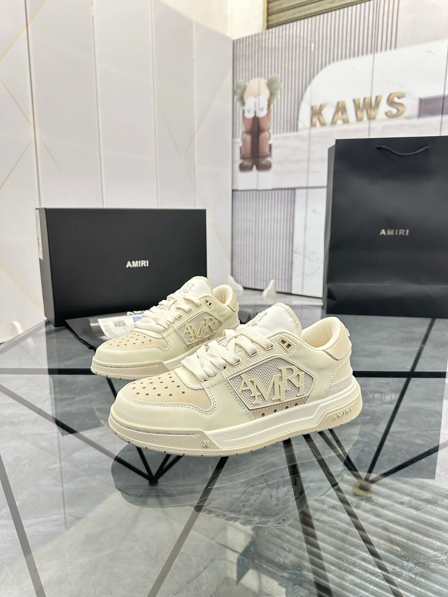 Men's shoes: 💰P660¥ Guangzhou top quality Product trademark: AMIRI* "Amir*" low-top casual shoes Regular size: 39-44 (can be customized to 45) Product material: upper imported first-layer cowhide stitching original material, breathable lining, original outsole. Number: 525